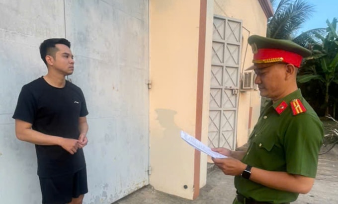 Đoàn Quang Thịnh nghe đọc lệnh bắt tạm giam. Ảnh:Công an Vĩnh Long