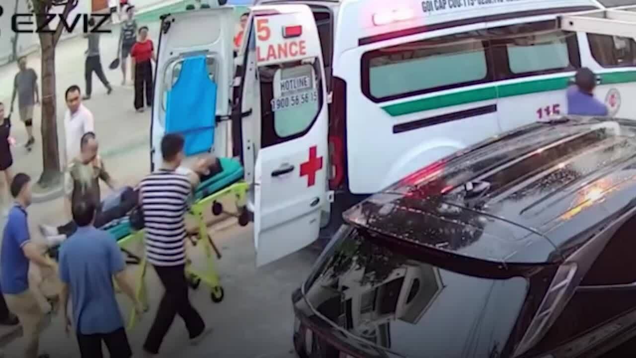 Bác sĩ ép tim cứu người bị ngừng thở khi chơi bóng chuyền