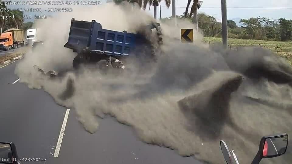 Xe ben lao sang làn ngược chiều, 'nuốt chửng' người đi xe máy