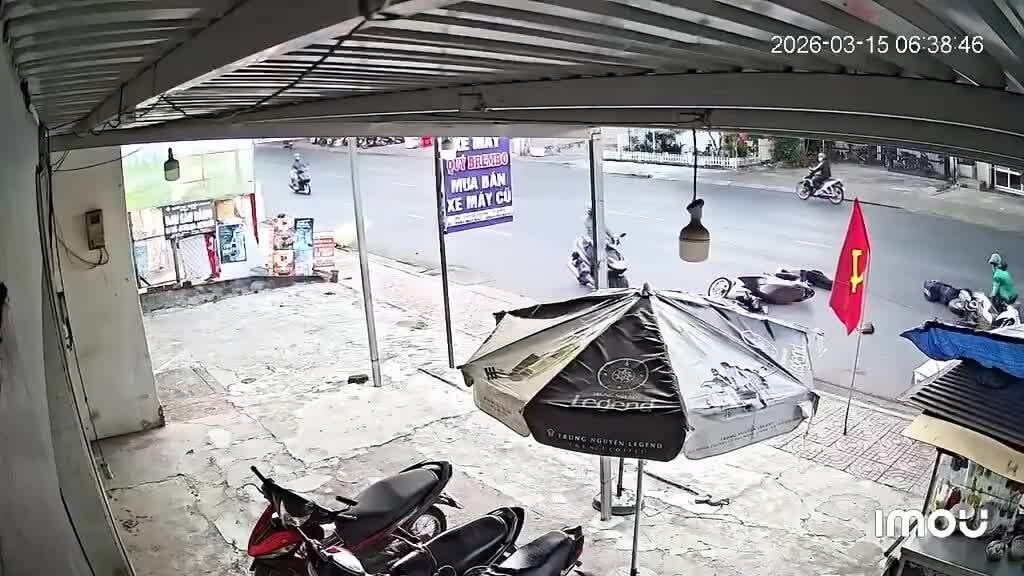 Chuyển hướng không quan sát, người phụ nữ bị xe máy đâm bay
