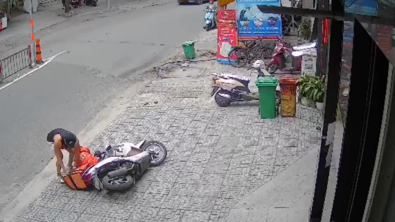 Nữ nhân viên giao hàng ở TP HCM bị đánh tới tấp