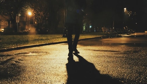 Lợi ích của việc đi bộ sau bữa ăn tối - Ảnh 1.