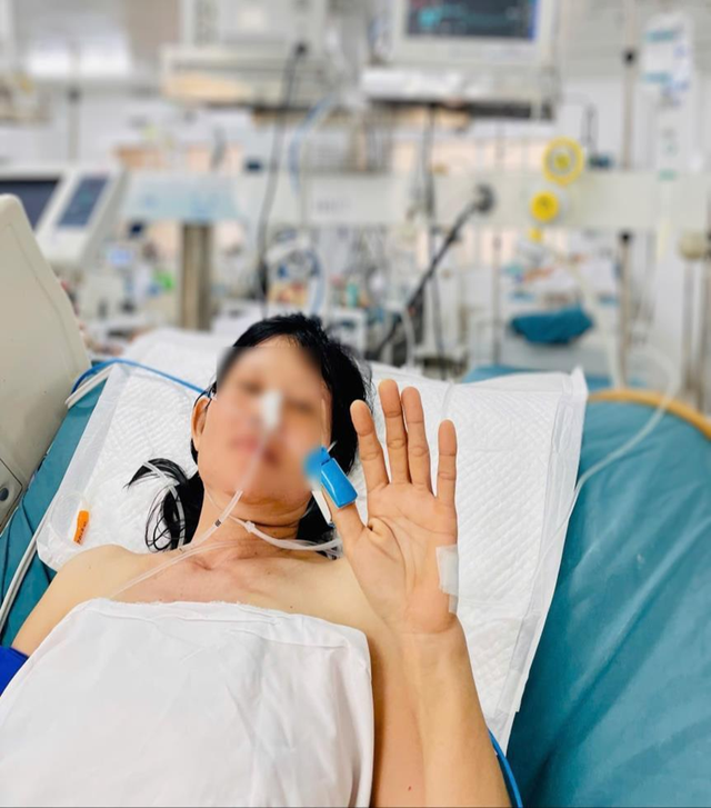 Đang đi phun thuốc sâu, người phụ nữ bị con "đáng sợ" cắn nguy kịch - Ảnh 1.