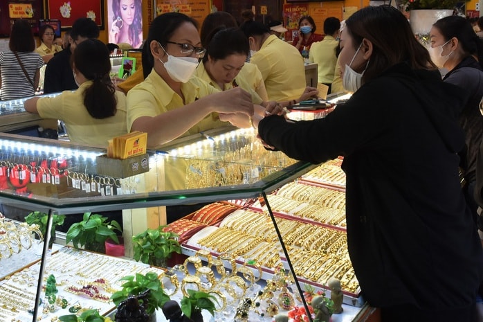 Giá vàng hôm nay, 18-3: Tiếp tục lao xuống - Ảnh 1.