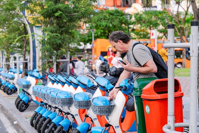 VIDEO: Thích thú chạy quanh trung tâm TPHCM với xe đạp điện miễn phí - Ảnh 1.