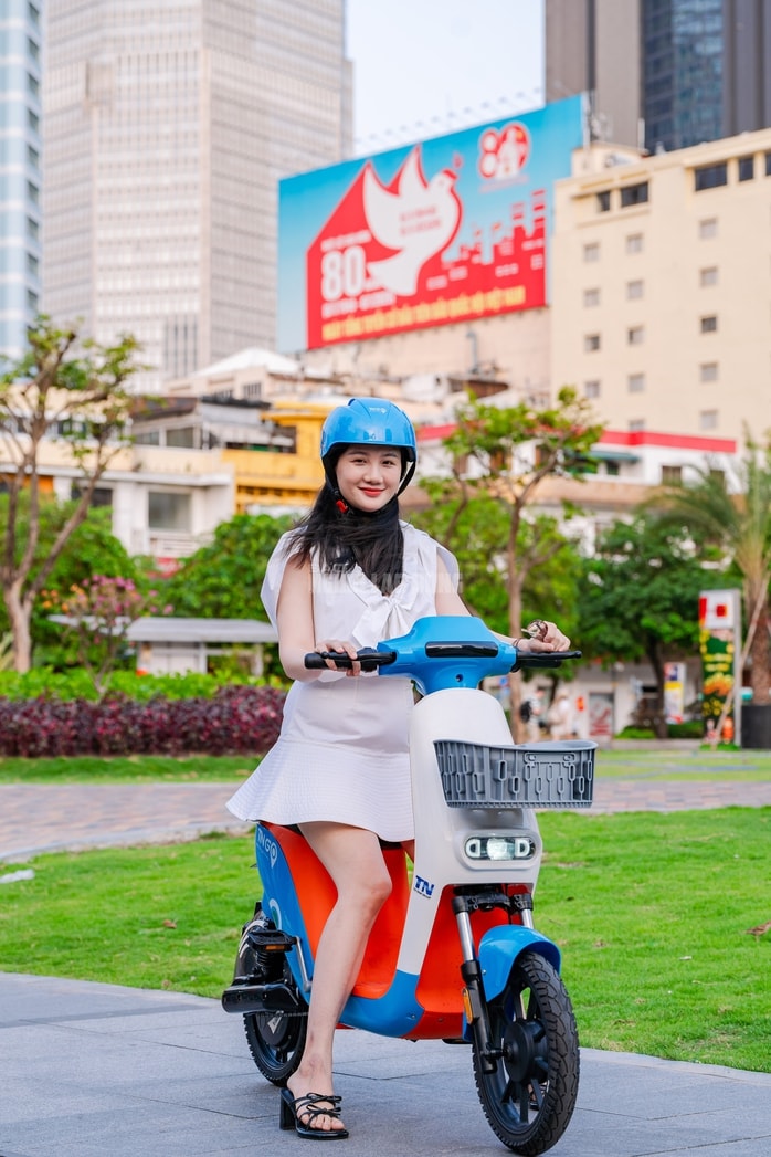 VIDEO: Thích thú chạy quanh trung tâm TPHCM với xe đạp điện miễn phí - Ảnh 2.