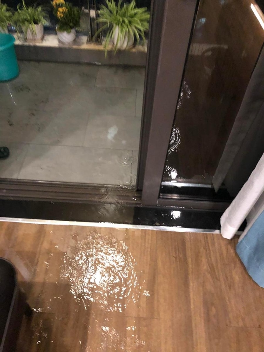 Nước từ ban công tràn vào do hệ thống ống thoát bị tắc hoặc thiết kế chưa hợp lý. (Ảnh: SBSHouse)