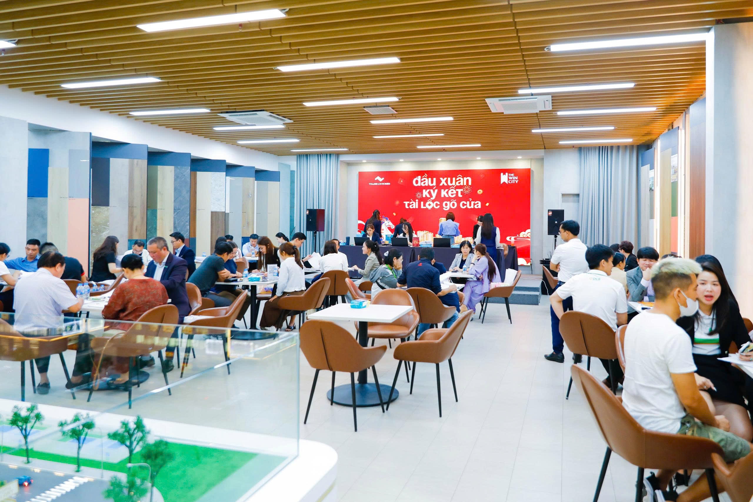 The Win City pháp lý vững vàng – khách mua sẵn sàng ký hợp đồng mua bán.