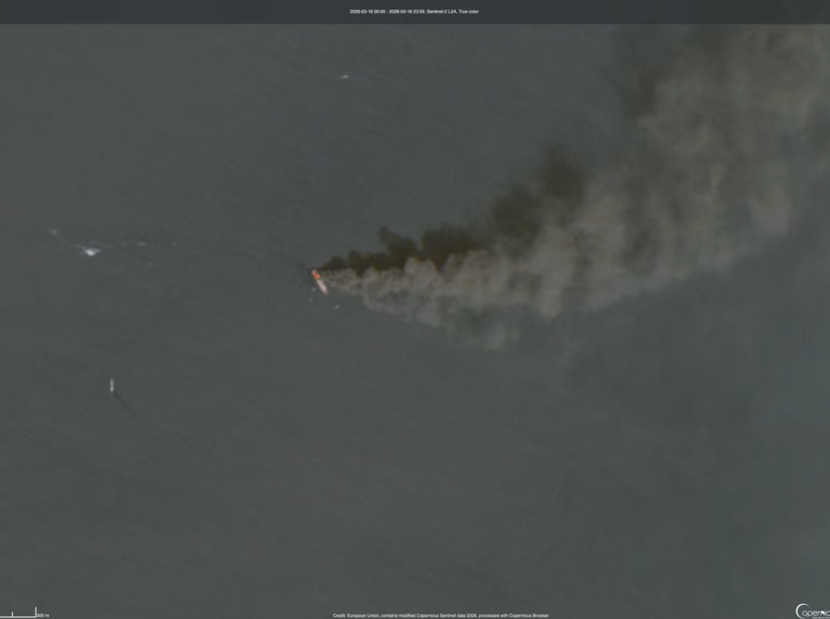 Tàu container bốc cháy ở eo biển Hormuz. (Ảnh: Cơ quan Vũ trụ châu Âu)