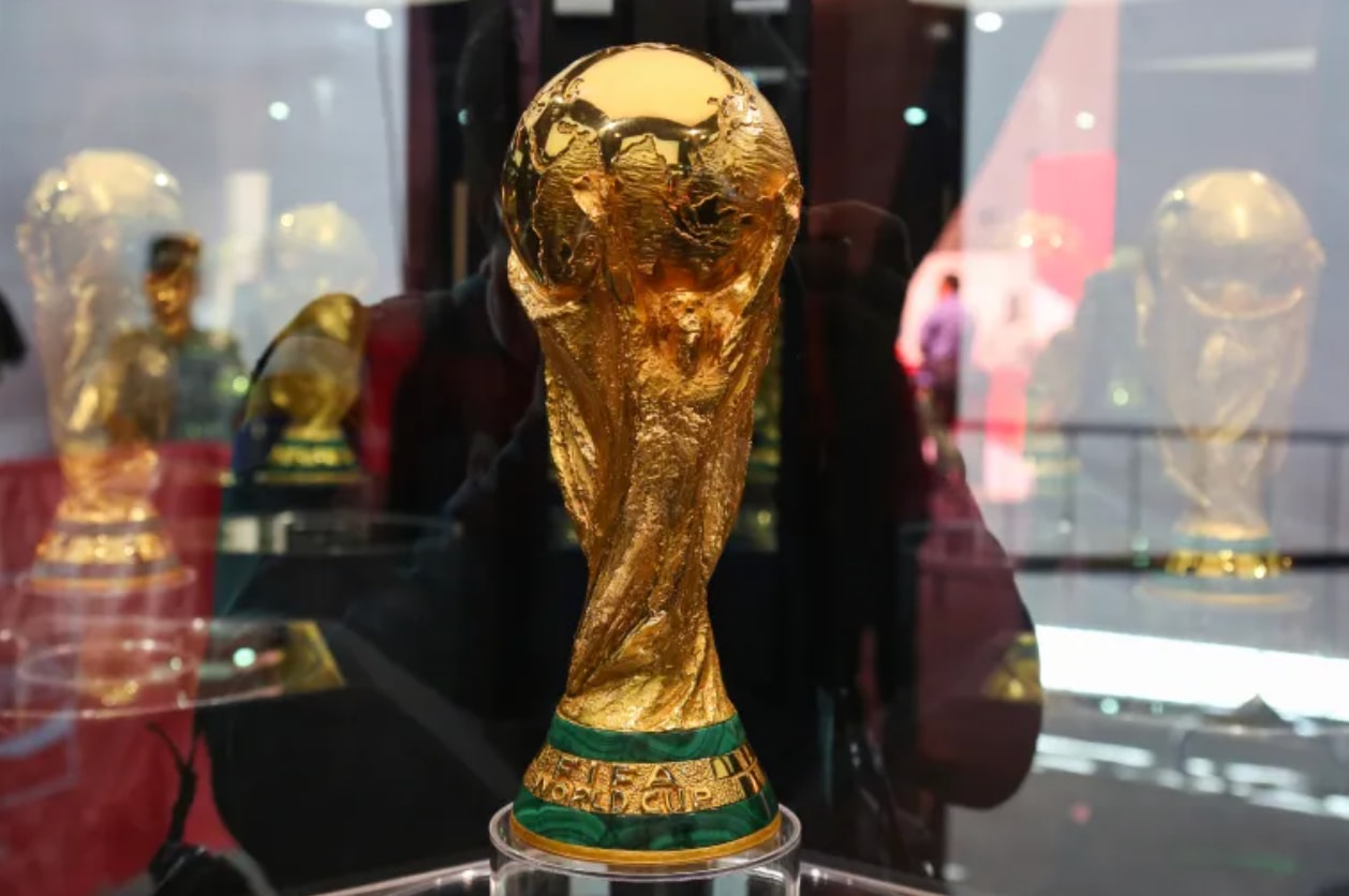 Chiếc cúp vô địch World Cup chính thức được trưng bày trong buổi giới thiệu thuộc khuôn khổ hành trình Trophy Tour của FIFA World Cup 2026. (Nguồn: Al Jazeera)