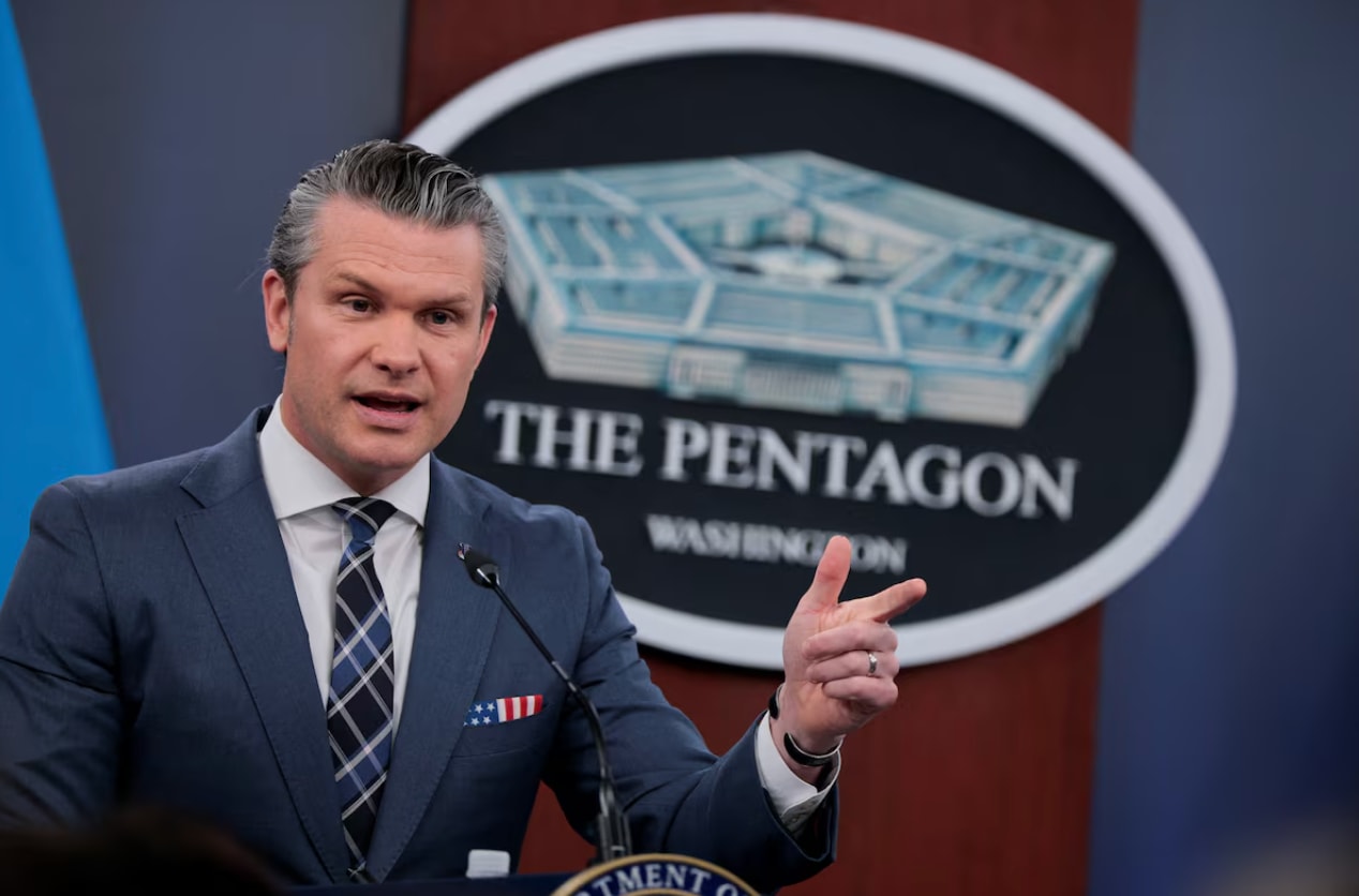 Bộ trưởng Chiến tranh Mỹ Pete Hegseth trong cuộc họp báo với Chủ tịch Hội đồng Tham mưu trưởng Liên quân, Tướng Dan Caine. (Nguồn: Reuters)