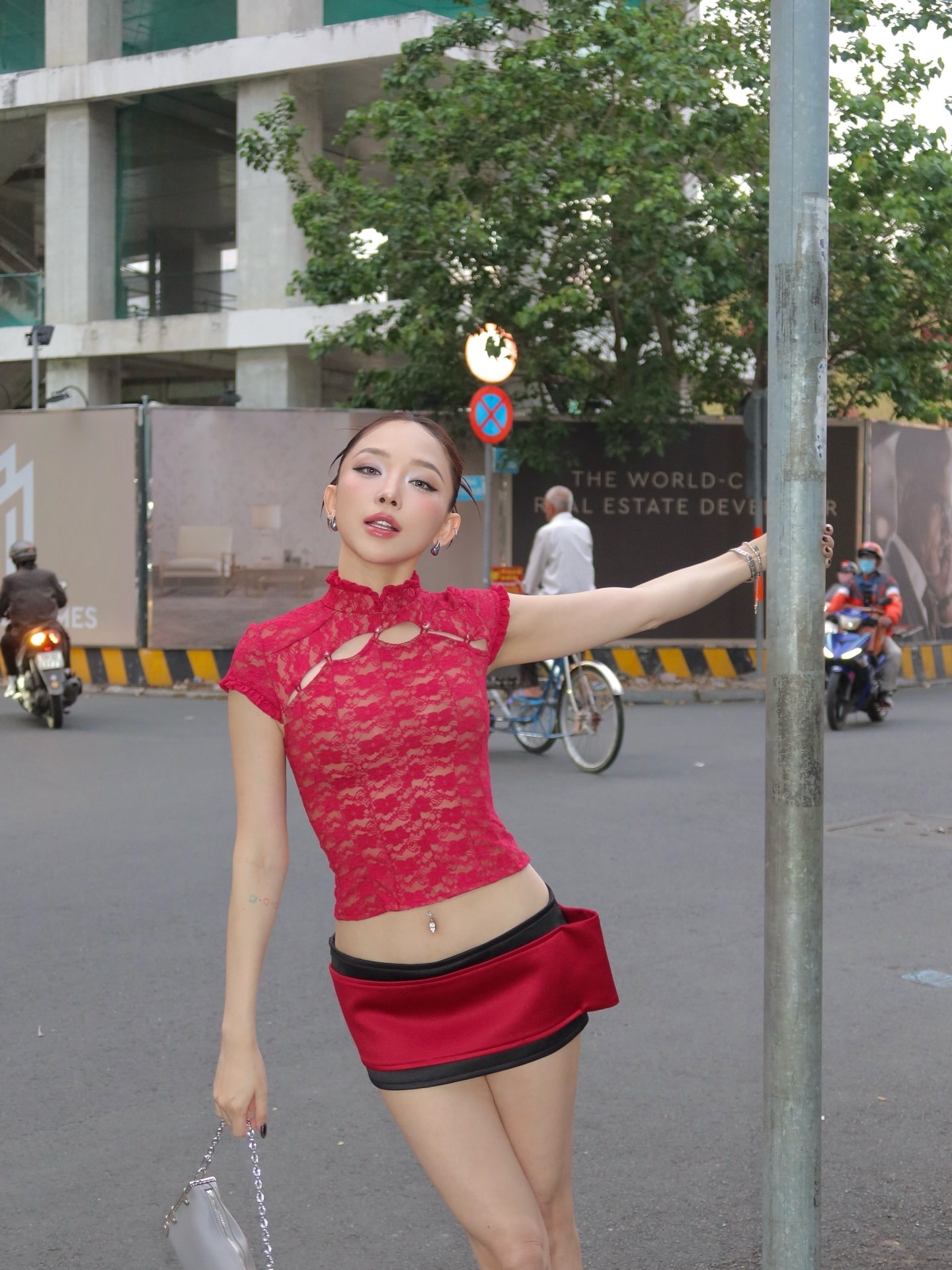 Sở hữu chiều cao 1m68 cùng body gợi cảm, Tóc Tiên tự tin thử nghiệm nhiều kiểu trang phục bó sát hoặc cắt xẻ táo bạo.