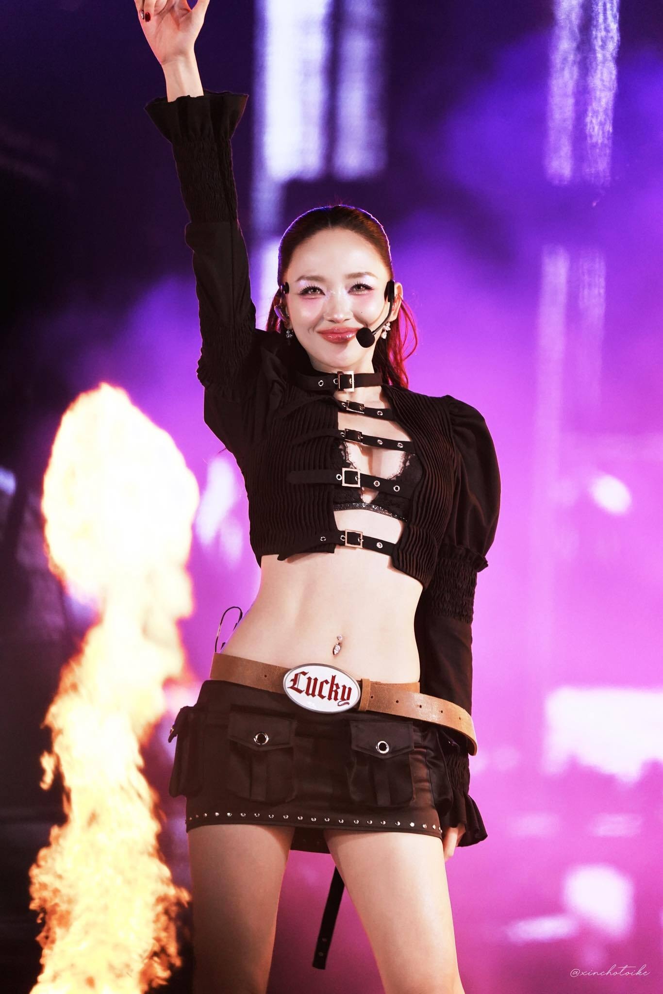 Trên sân khấu, nữ ca sĩ thường ưu tiên những thiết kế ôm sát cơ thể nhằm tôn đường cong.