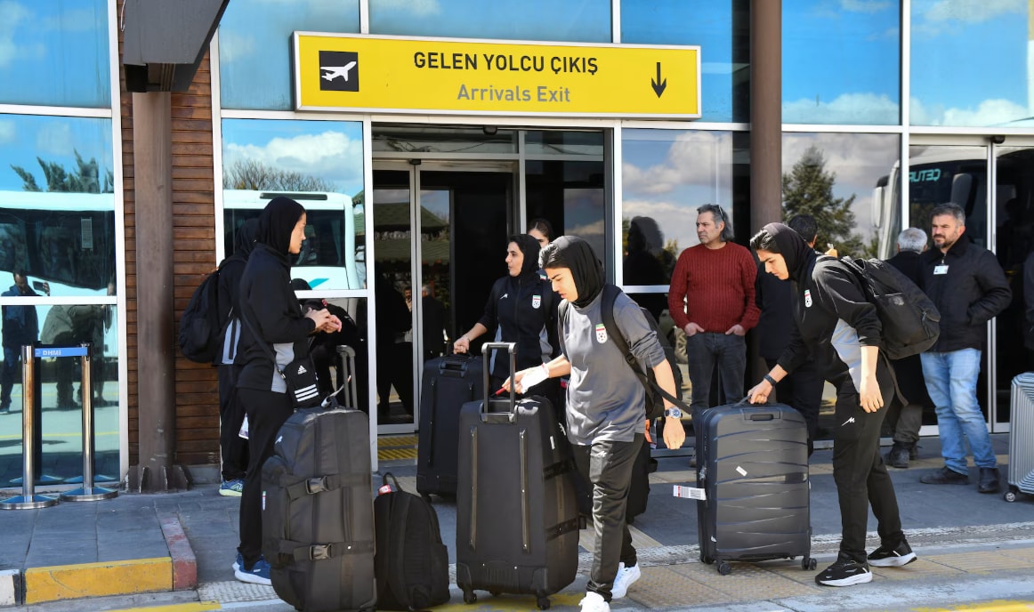 Các thành viên đội tuyển bóng đá nữ quốc gia Iran bên ngoài sân bay. (Nguồn: Reuters)