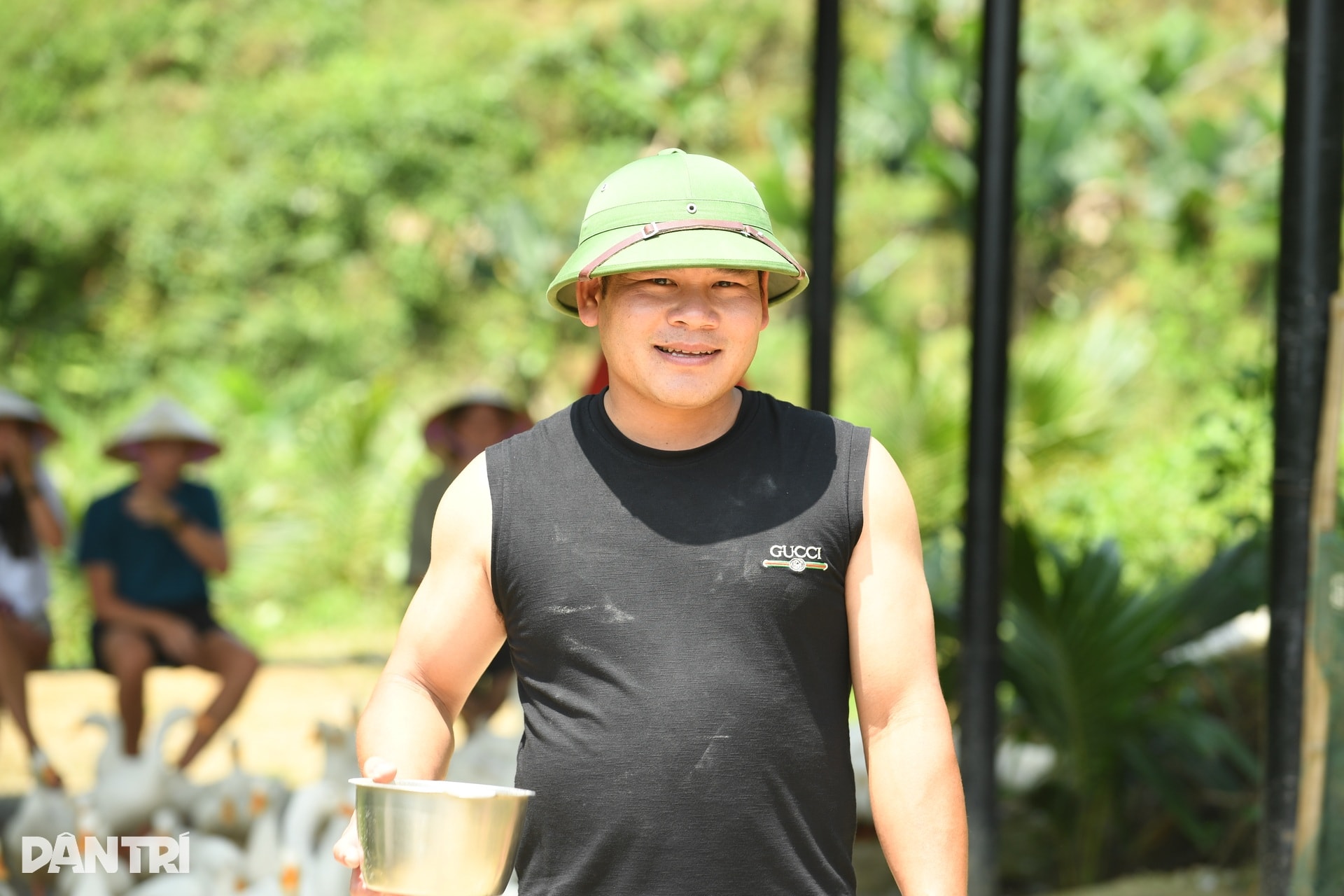 Khách Tây chăn trâu, được vịt massage khi đến Việt Nam du lịch - 3 Khách Tây chăn trâu, được vịt massage khi đến Việt Nam du lịch - 3