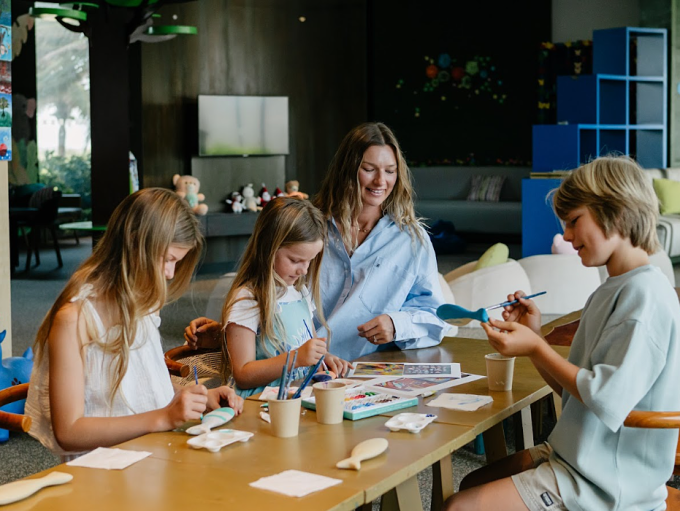 Lớp học nấu ăn và lớp học vẽ cá gỗ, trình bày món ăn cao cấp sẽ mở suốt tuần lễ Ẩm thực Việt Nam. Ảnh: Radisson Blu Resort Cam Ranh