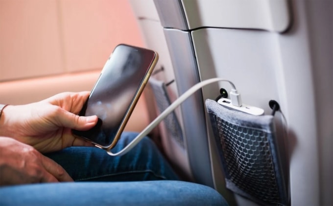 Không được dùng sạc dự phòng trên máy bay. Ảnh: Hoang Anh