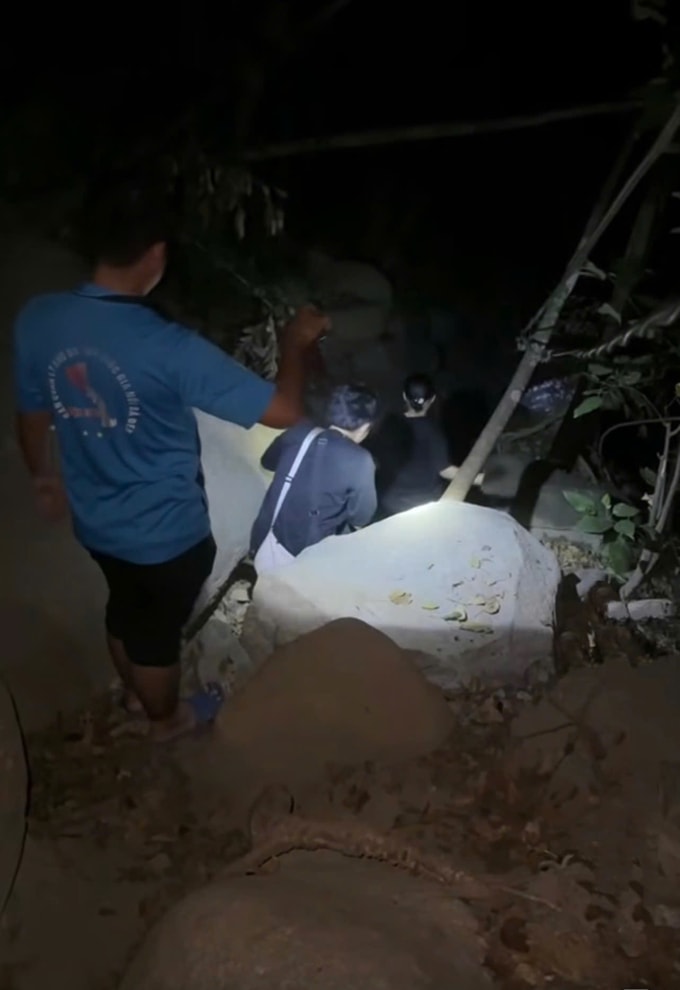 Lực lượng cứu hộ đã đưa hai du khách xuống núi hôm 18/3. Ảnh: Phạm Văn Tú