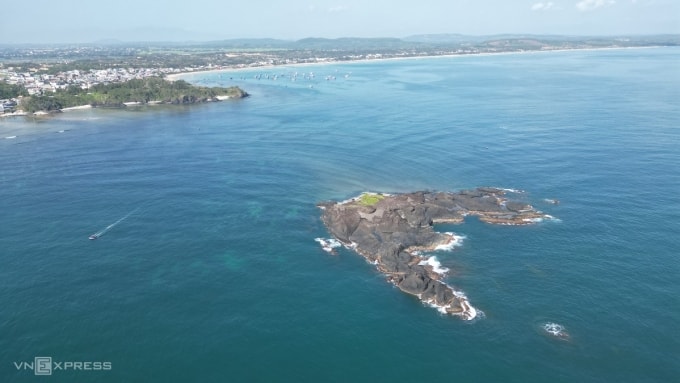 Hòn Nhàn gần Gành Cả ở xã Đông Sơn (Bình Châu cũ), và bãi biển Châu Tân. Ảnh: Phạm Linh