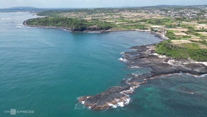 Gành Yến với đá núi lửa và những cánh đồng hành tỏi của người dân xã Bình Hải cũ. Ảnh: Phạm Linh