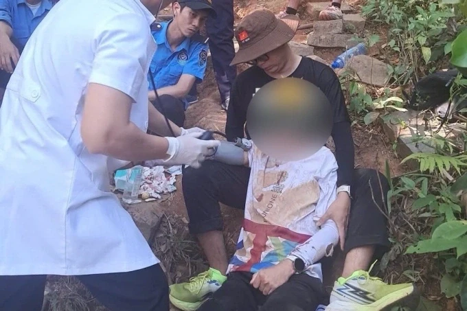 Du khách trượt ngã tại núi Bà Đen hôm 8/3. Ảnh: BQL Khu du lịch quốc gia núi Bà Đen