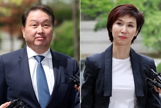 Ông Chey Tae-won và bà Roh Soh-yeong khi tham dự phiên điều trần ly hôn năm 2024. Ảnh: YONHAP