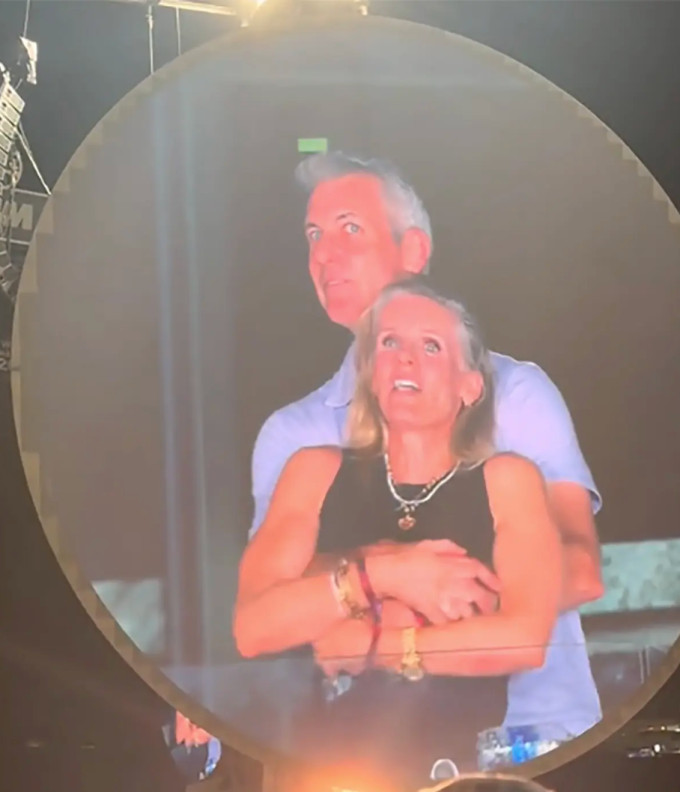 Kristin Cabot - cựu Giám đốc nhân sự công ty công nghệ Astronomer - bị bắt gặp ôm cựu CEO Andy Byron, trên sân vận động Gillette ở Foxborough, Massachusetts, tháng 7/2025. Ảnh: instaagraace/TikTok