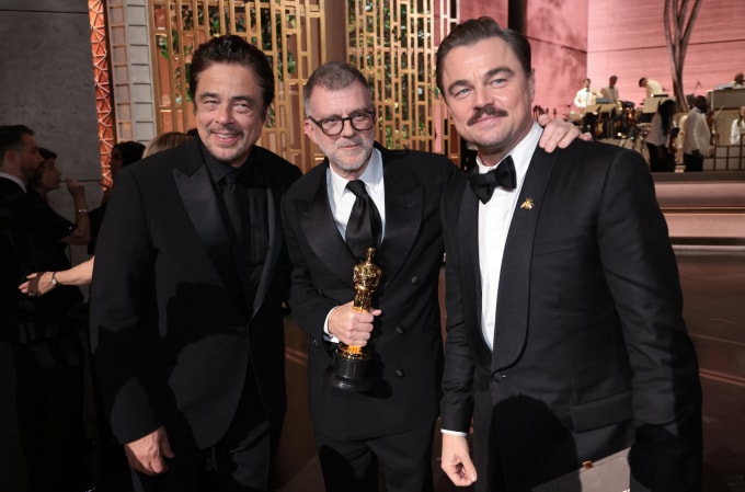 Paul Thomas Anderson (giữa) cùng diễn viên phim One Battle After Another Leonardo DiCaprio (phải) và Benicio del Toro ở lễ trao giải Oscar 2026. Ảnh: AFP