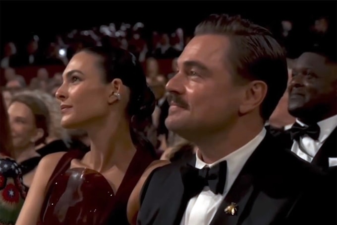 Leonardo DiCaprio, 52 tuổi, bên bạn gái kém 24 tuổi tại lễ trao giải Oscar. Ảnh: ABC