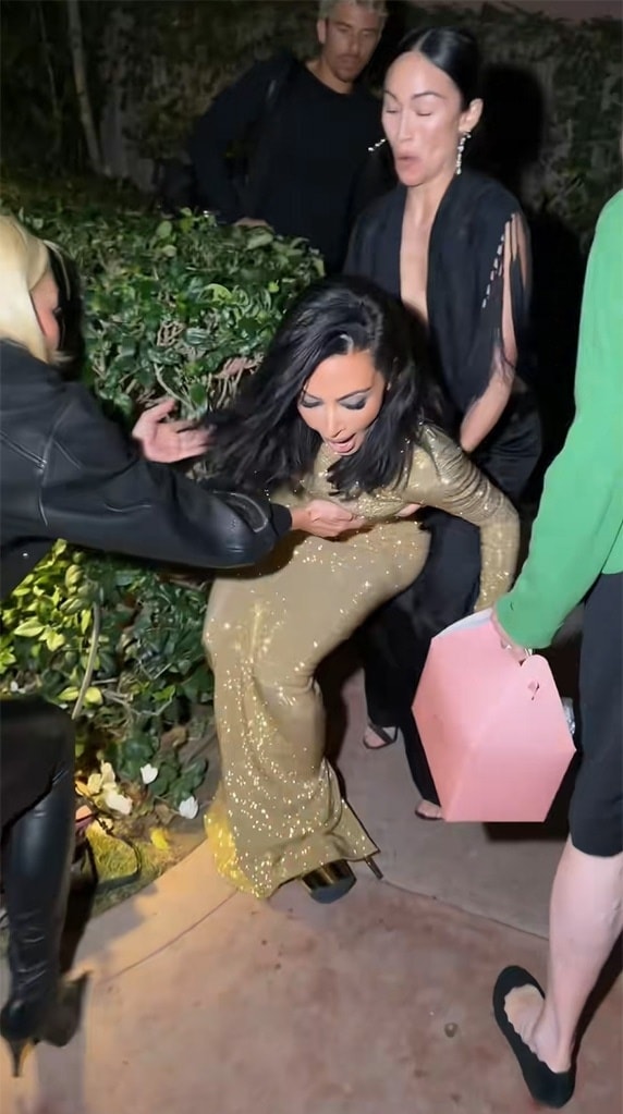 Kim Kardashian trẹo chân, vấp ngã vì giày cao. Ảnh: E!