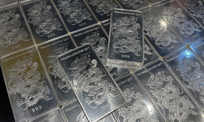 Bạc thỏi loại 1 kg được giao dịch trên thị trường. Ảnh: Phú Quý