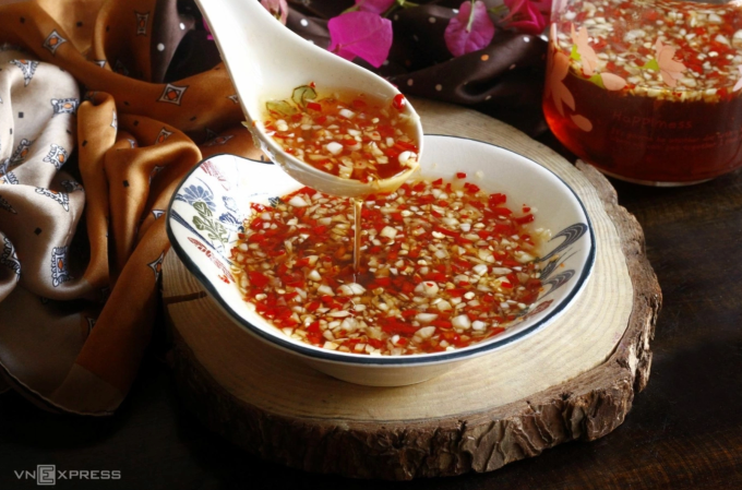 Ăn mặn không chỉ khiến thận quá tải khi lọc máu mà còn có nguy cơ dẫn đến tăng huyết áp - nguyên nhân hàng đầu gây suy thận. Ảnh: Bùi Thủy