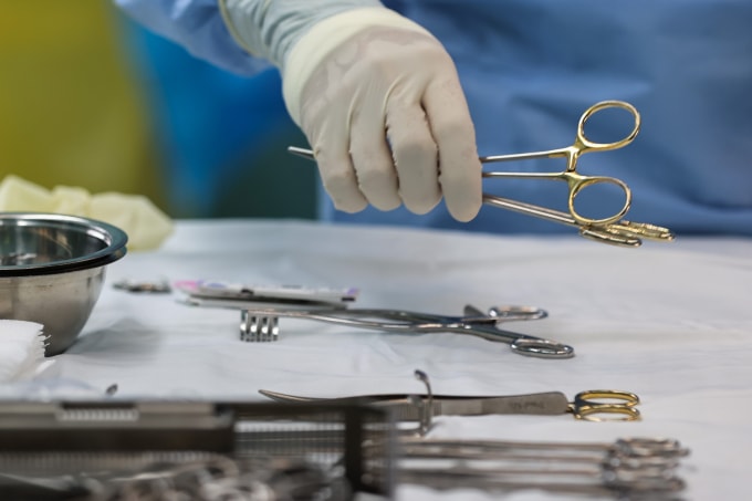 Nhân viên y tế trong phòng phẫu thuật tại Bệnh viện Quân y 175. Ảnh: Quỳnh Trần