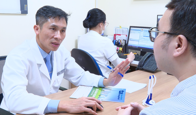 Bác sĩ Lượng tư vấn cho người bệnh rò hậu môn. Ảnh minh họa: Bệnh viện Đa khoa Tâm Anh