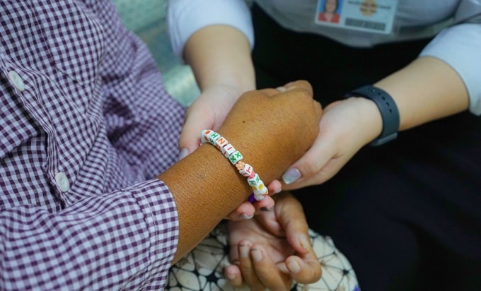 Chiếc vòng tay may mắn do các bạn sinh viên tự đan tặng, có tên của các bệnh nhân,