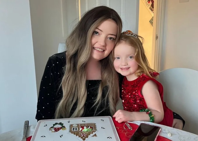 Laura tự tay chuẩn bị một chiếc hộp ký ức, gói ghém trong đó những lá thư, tấm thiệp và món quà nhỏ để gửi lại cho chồng và con gái. Ảnh: The Sun