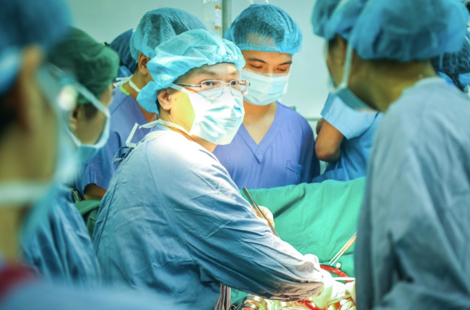 Các bác sĩ thực hiện ca ghép đa tạng cho bệnh nhân. Ảnh: Bệnh viện cung cấp