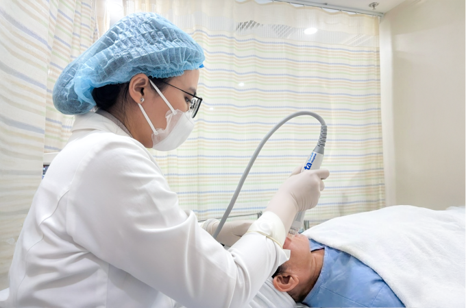 Bác sĩ Trân sử dụng vi kim RF điều trị tình trạng sẹo rỗ cho chị Bình. Ảnh: Bệnh viện Đa khoa Tâm Anh