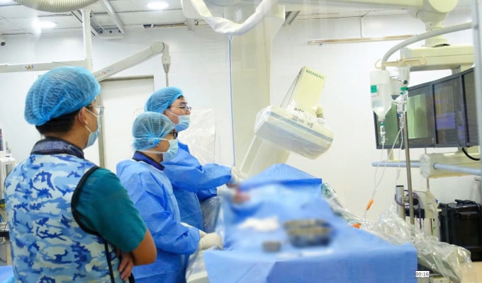 Các bác sĩ Bệnh viện Đa khoa Thủ Đức can thiệp tim cho bệnh nhân. Ảnh: Bệnh viện cung cấp