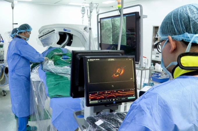 Êkíp can thiệp phá mảng vôi hóa động mạch vành bằng công nghệ IVL và đặt stent tái thông dòng chảy. Ảnh: Bệnh viện Đa khoa Tâm Anh