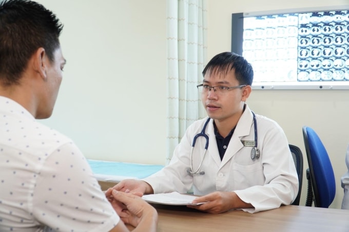 Bác sĩ tư vấn cho bệnh nhân gặp triệu chứng khó thở khi nằm. Ảnh minh họa: Bệnh viện Đa khoa Tâm Anh