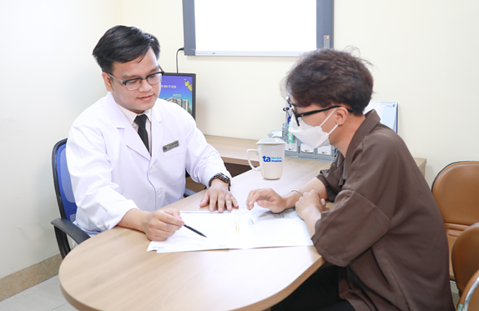 Bác sĩ Hải giải thích kết quả xét nghiệm cho người bệnh. Ảnh: Bệnh viện Đa khoa Tâm Anh