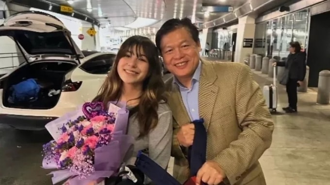 Ảnh cũ của Alysa Liu chụp cùng cha cô, Arthur Liu. Ảnh: Instagram/alysaxliu