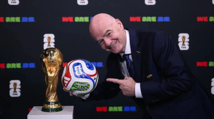 Chủ tịch FIFA Gianni Infantino chính công bố trái bóng thi đấu chính thức Trionda của World Cup 2026 tại trụ sở của FIFA ở Zurich, Thụy Sĩ ngày 2/10/2025. Ảnh: FIFA