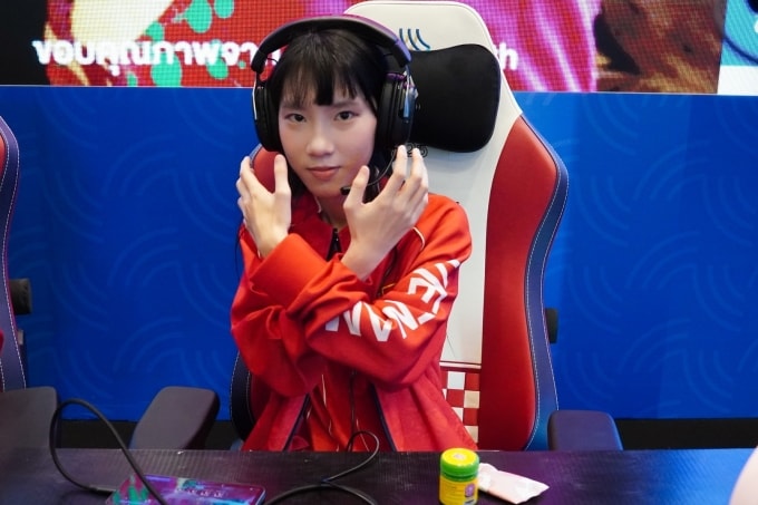 Hoa Tranh (1S RuuRuu) là tuyển thủ được đánh giá có kỹ năng ngang ngửa với các tuyển thủ nam, là ngòi nổ chính, đóng vai trò mở giao tranh cho tuyển nữ One Star Esports. Ảnh: Cao Thủ Liên Quân