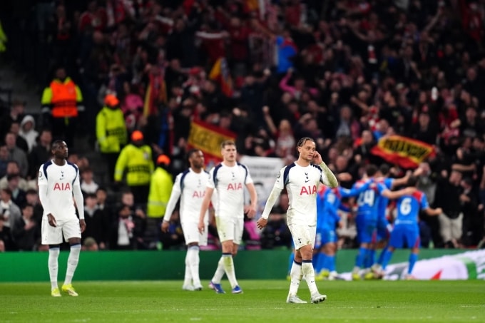 Simons (phải) cùng các đồng đội thất vọng sau khi thủng lưới trên sân Tottenham Hotspur, London, Anh hôm 18/3. Ảnh: Reuters