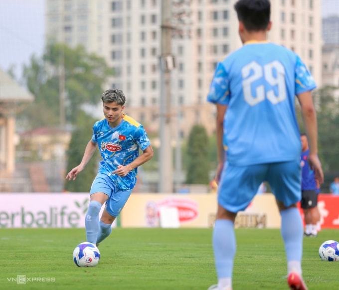 Việt kiều Croatia Antonio Moric tập luyện cùng đội tuyển U23 ở sân Trung tâm đào tạo bóng đá trẻ Việt Nam tại Hà Nội, ngày 17/3/2026. Ảnh: Hiếu Lương