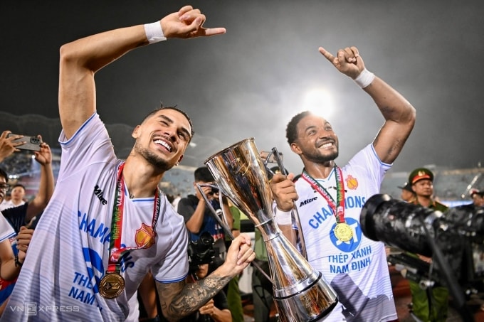 Bộ đôi Rafaelson (Nguyễn Xuân Son - phải) và Hendrio (Đỗ Hoàng Hên - trái) nâng cup V-League 2023-2024 tại sân Thiên Trường vào ngày 25/6/2024. Ảnh:Giang Huy