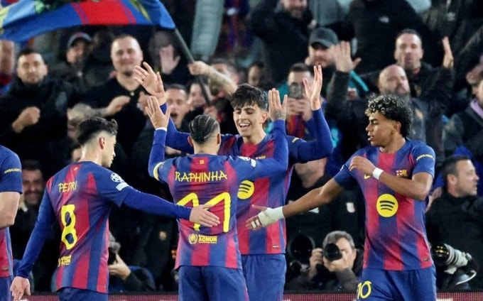 Các cầu thủ Barca mừng bàn