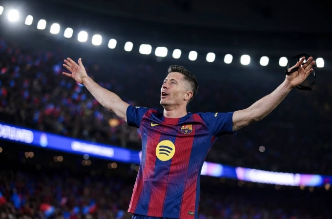Lewandowski mừng bàn trong trận Barca 7-2 Newcastle ở lượt về vòng 1/8 Champions League tối 18/3. Ảnh: NP